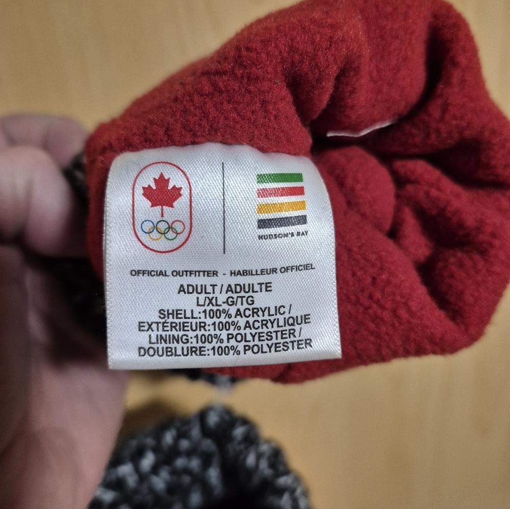 HBC Maple Leaf Mittens And Hat Set - Picture 6 of 6